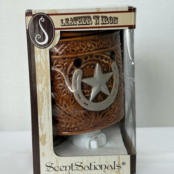 Scentsationals "Leather 'N Iron" Plug-in Wax Warmer w/ Horseshoe and Star - Picture 3 of 16